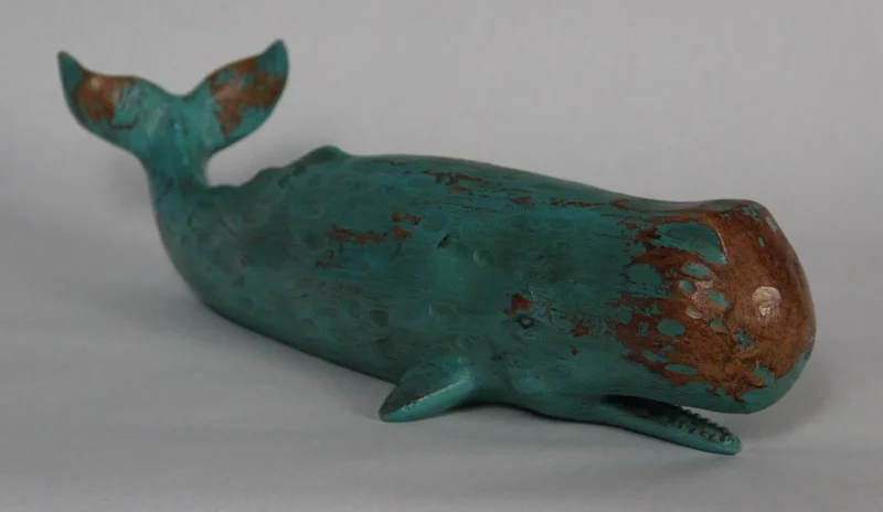 Walvissculptuur - Diversen › Figuren - In hout gesculpteerde walvis, met oorspronkelijke blauwgroene beschildering.
38cm lang
Vermoedelijk eind 19e/vroeg 20e eeuw