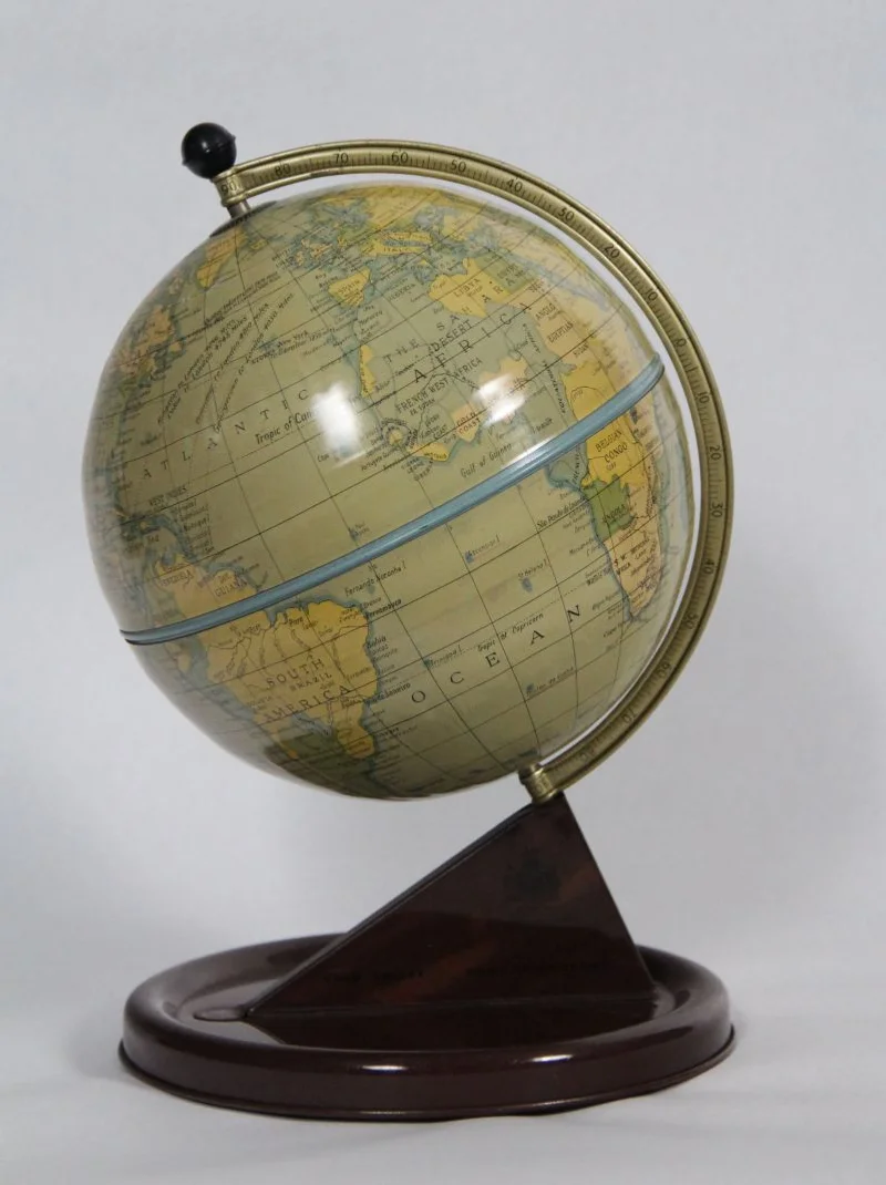 Wereldbol in plaatmetaal - Diversen › Varia - Kleine wereldbol met gedetailleerde landmarkering.
Vervaardigd in Engeland "Chad Valley", met vermelding op de voet: "By appointment, her majesty Queen Elizabeth, the Queen mother"
Vermoedelijk ca 1950-1960
29cm hoog; 18cm diameter