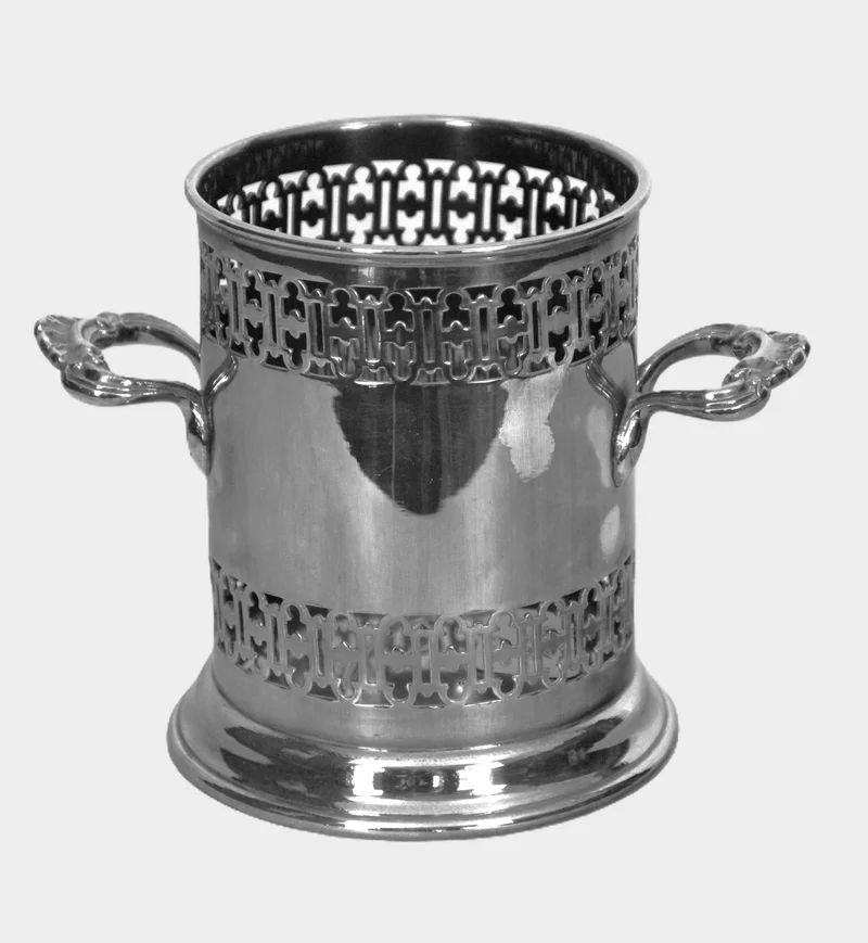 Wijnfleshouder - Zilver › Serviesgoed - Verzilverde wijnfleshouder
Gemerkt: Atkin Bross Sheffield
16cm hoog, 12cm diameter
1930-1940