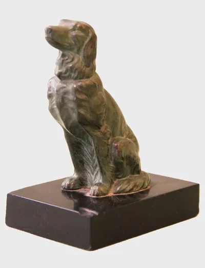 Zamak hond op sokkel